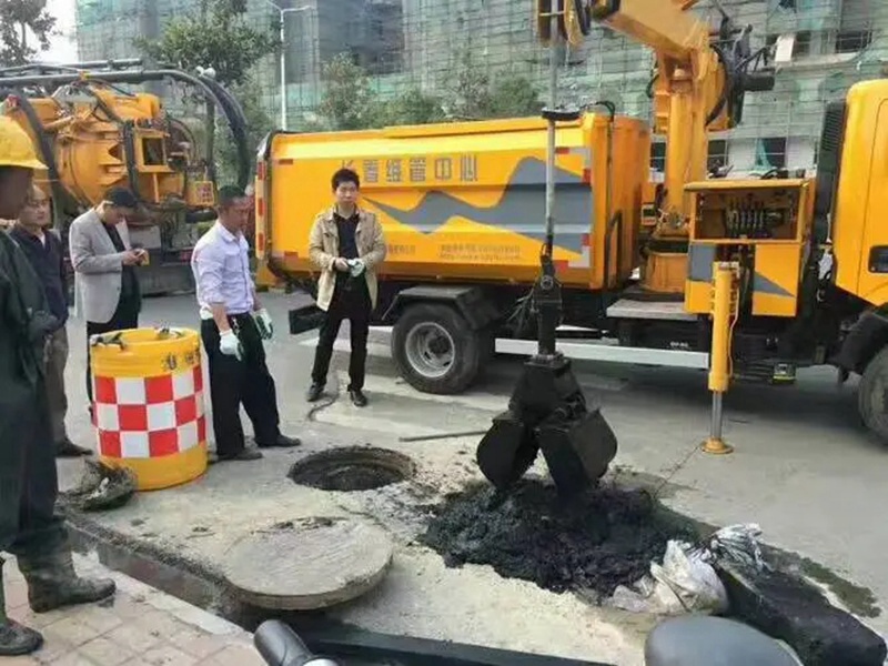 钟山街道：网格员化身“清道夫”，为民解忧疏通“堵心”化粪池