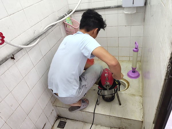 钟山肥皂掉到马桶里把马桶堵住了怎么办？马桶堵住了怎么办