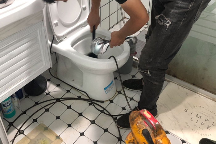 钟山马桶堵塞自己疏通还是找师傅?专业上门服务让你省时更省心
